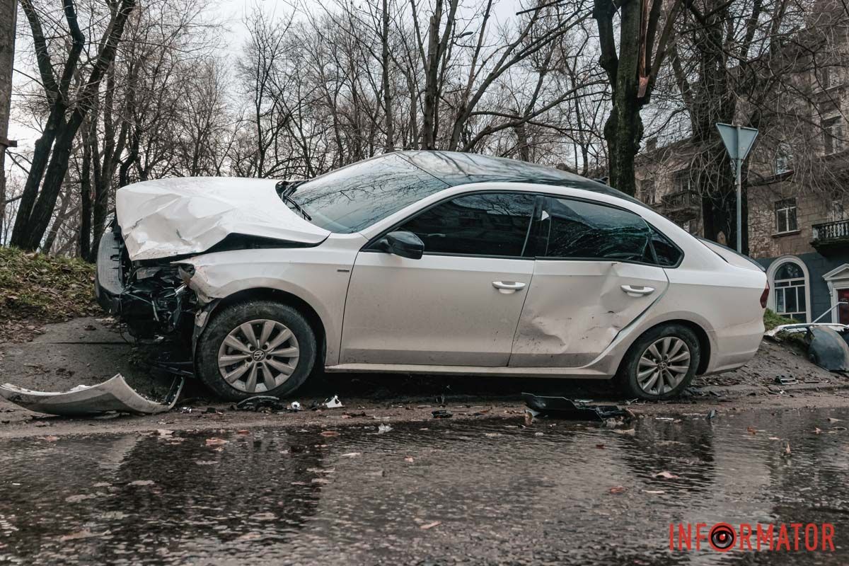 Volkswagen после столкновения с Renault вылетел на обочину и врезался в столб Volkswagen после столкновения с Renault вылетел на обочину и врезался в столб