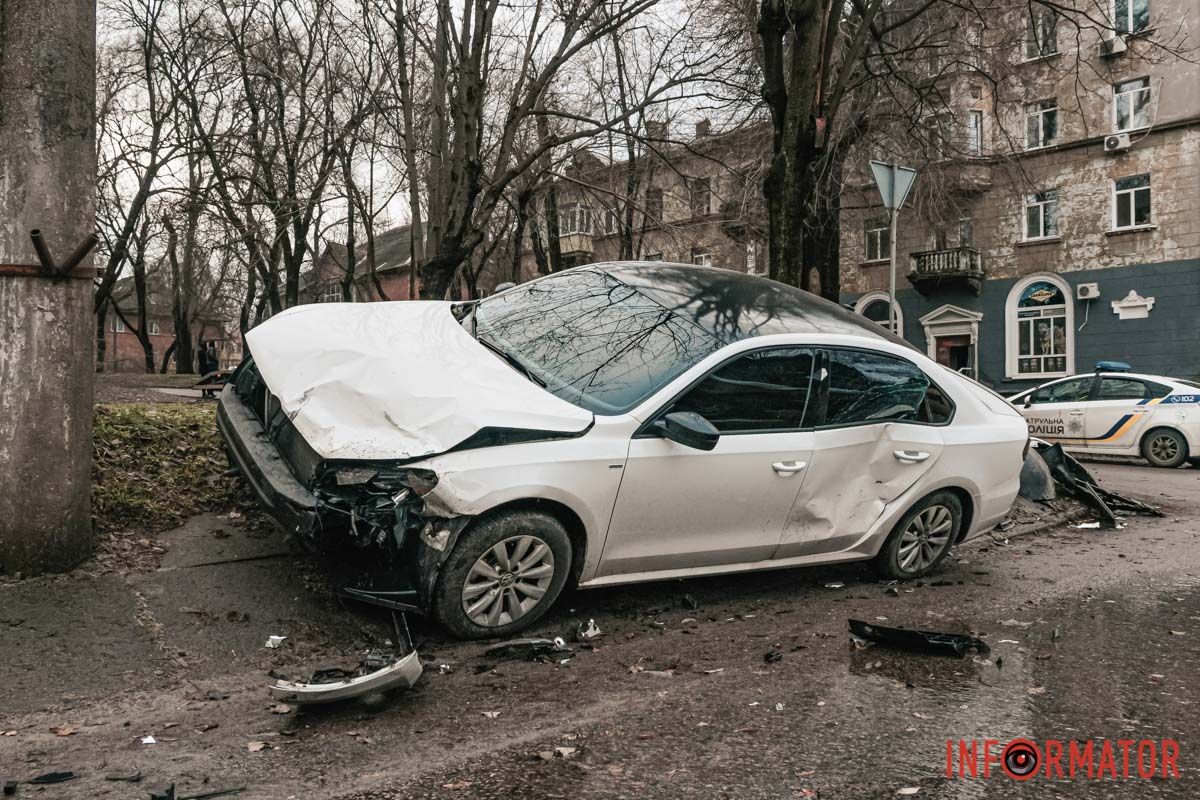 Volkswagen после столкновения с Renault вылетел на обочину и врезался в столб Volkswagen после столкновения с Renault вылетел на обочину и врезался в столб