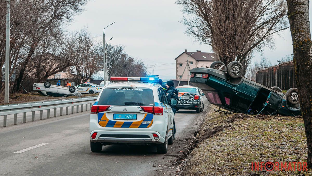 У Дніпрі на Криворізькій Skoda збила стовп та перекинулась: через дорогу на даху лежить ще й ВАЗ