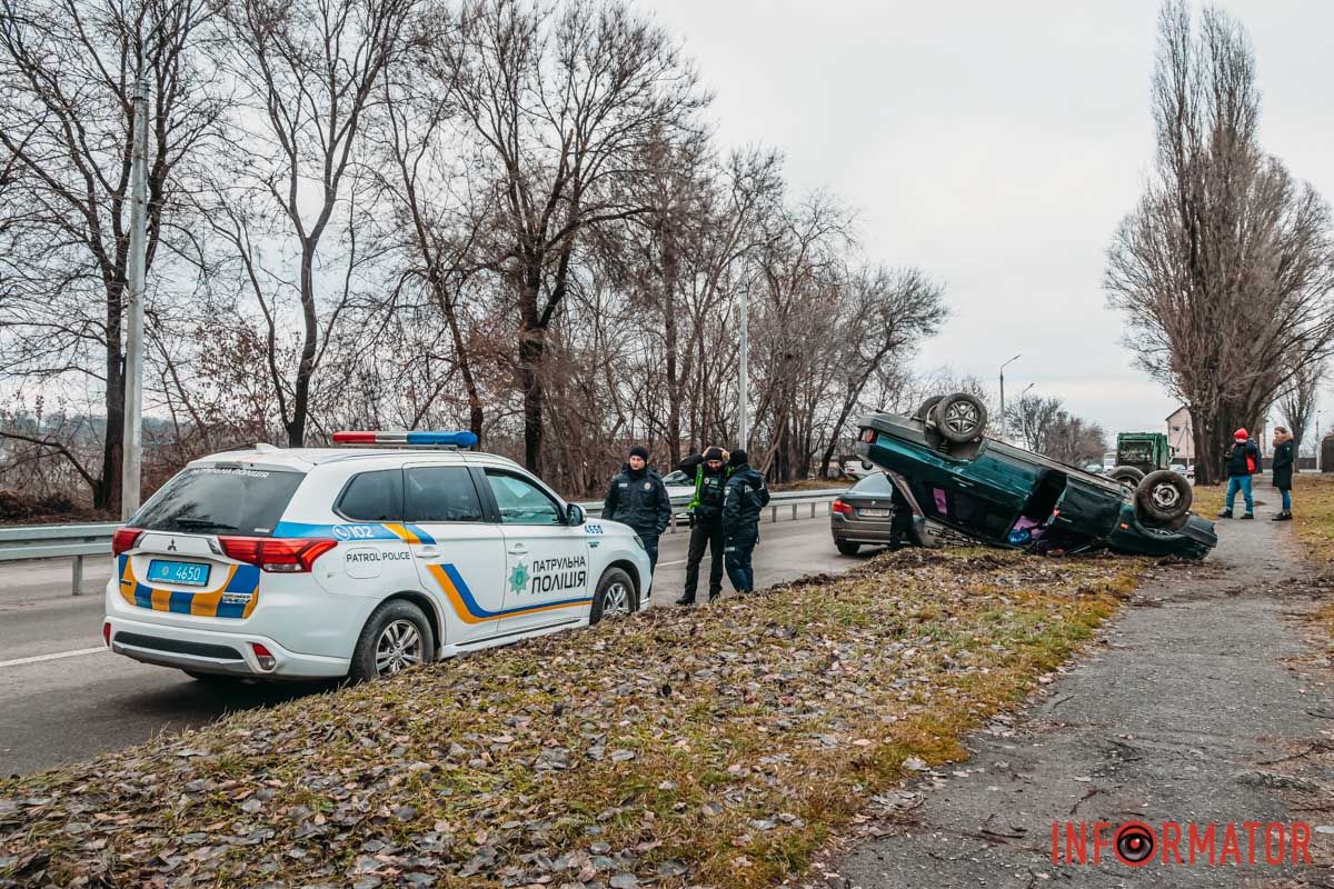Попередньо, автівку підрізали і машина перекинулася Попередньо, автівку підрізали і машина перекинулася