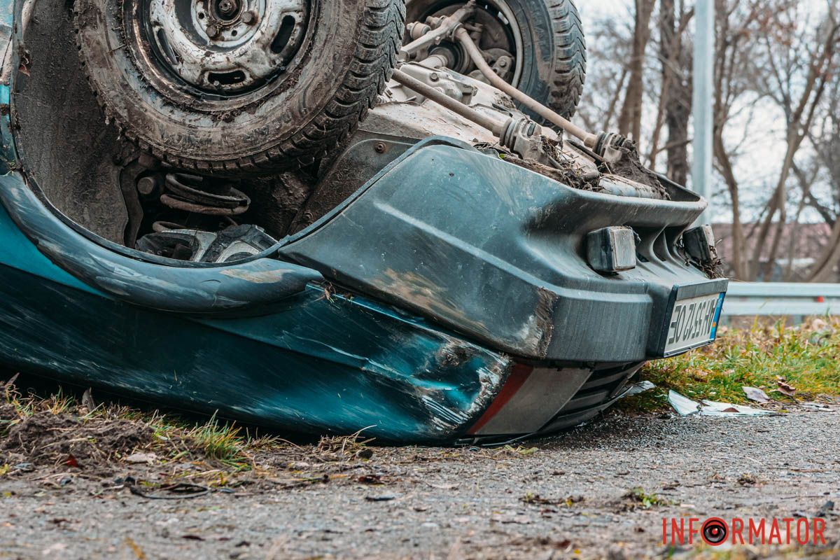 Транспортний засіб також опинився на даху на узбіччі Транспортний засіб також опинився на даху на узбіччі