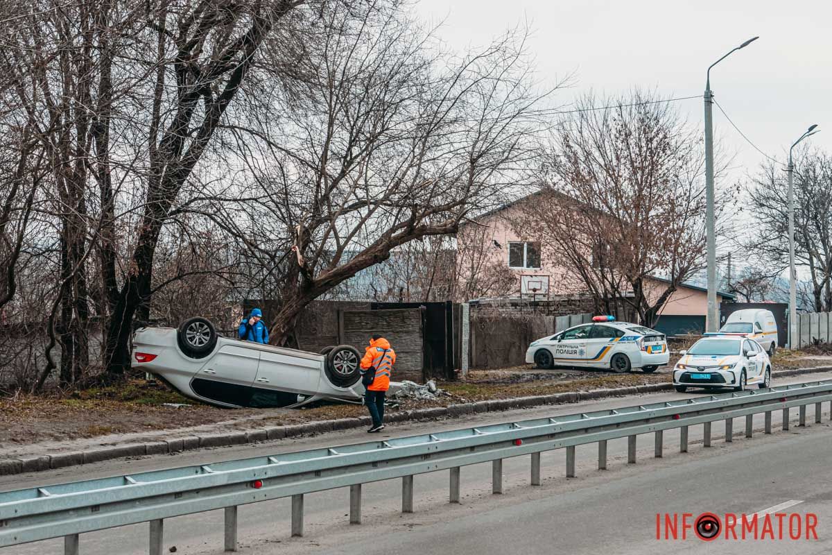 Автівка на даху на узбіччі Автівка на даху на узбіччі