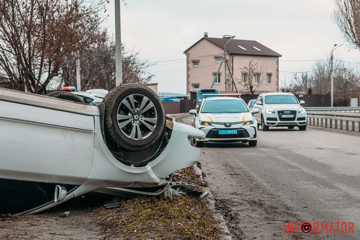 Авто збило стовп та перекинулось на дах Авто збило стовп та перекинулось на дах