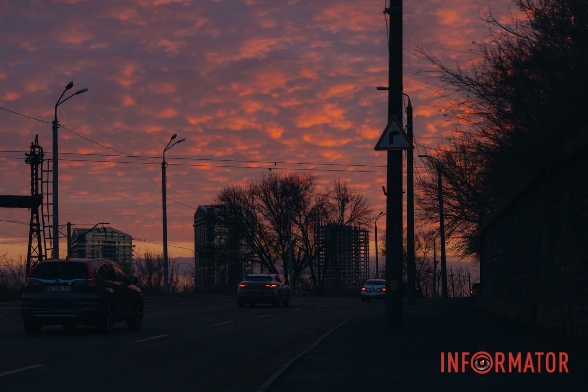 Місто занурюється в м'яке освітлення закату