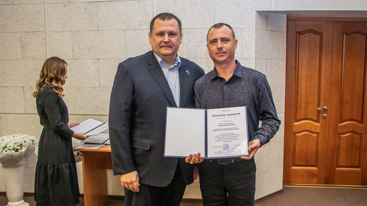 Памʼятні медалі та подяки: у Дніпрі нагородили енергетиків та лікарів