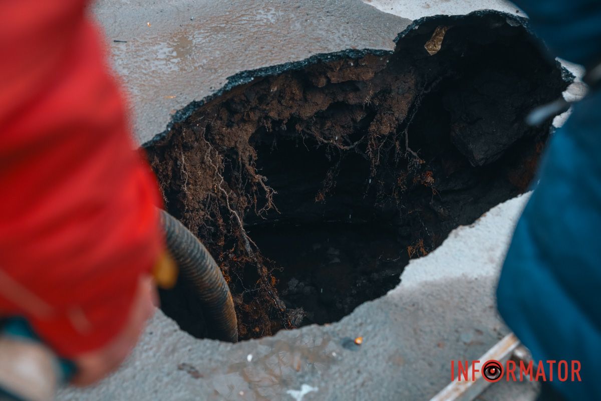 Глибоке провалля в асфальті