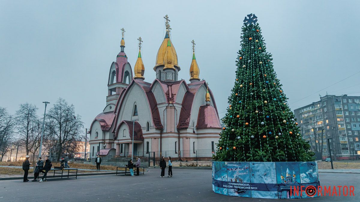 У Дніпрі у сквері Усачова встановили новорічну ялинку