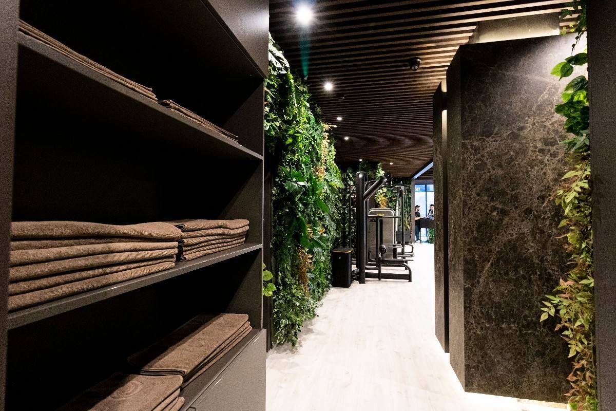 Фонтаны с талой очищенной водой, полотенца в раздевалках и в тренажерном зале