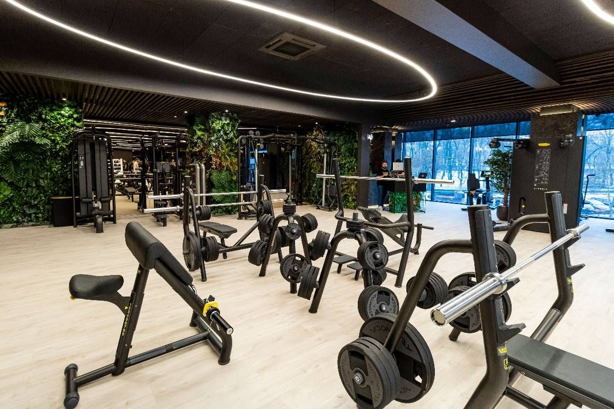 Тренажерный зал в эко-дизайне, с оборудованием TechnoGym