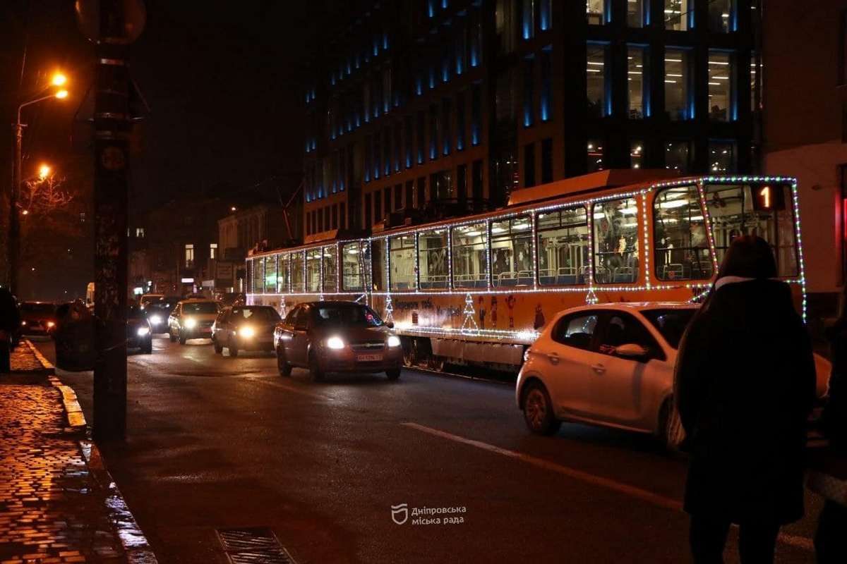 Электротранспорт в Днепре украшают к новогодним праздникам еще с 2016 года Электротранспорт в Днепре украшают к новогодним праздникам еще с 2016 года