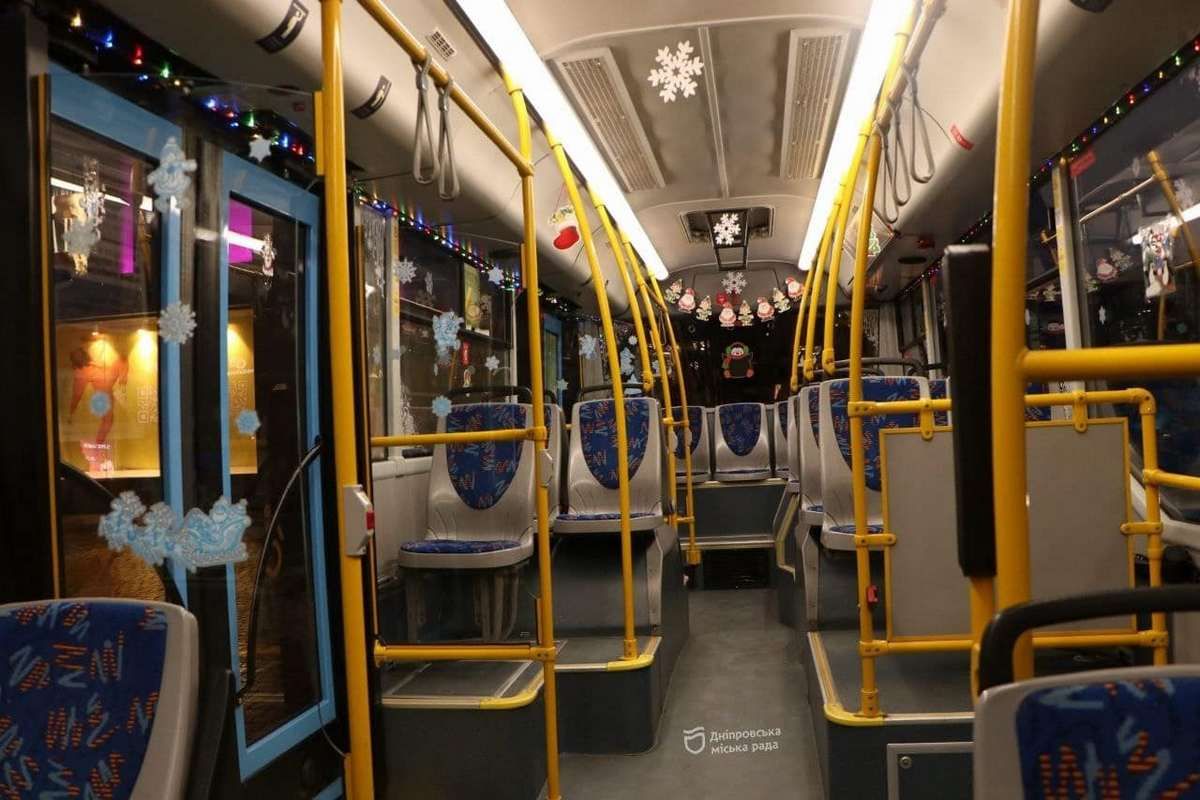 Да внутри выглядит украшенный троллейбус Да внутри выглядит украшенный троллейбус