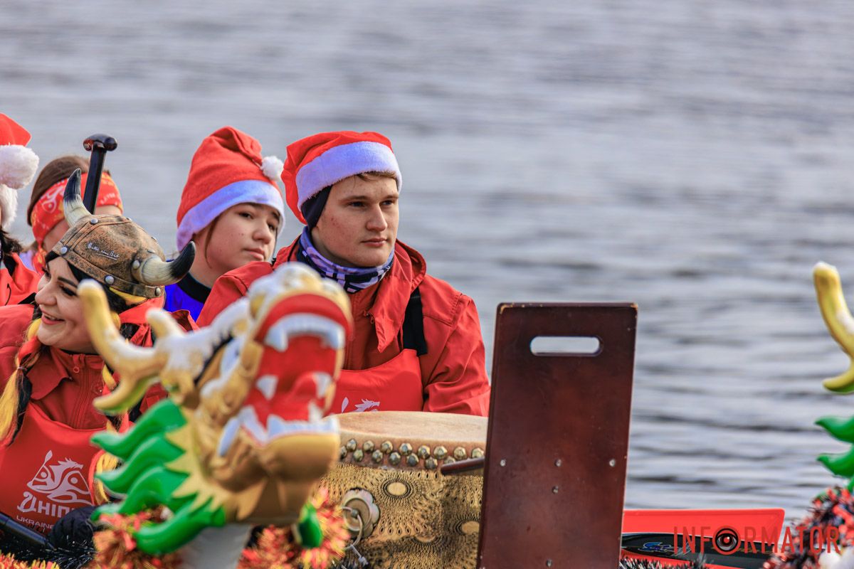 Учасники плавали по Дніпру на каяках Учасники плавали по Дніпру на каяках