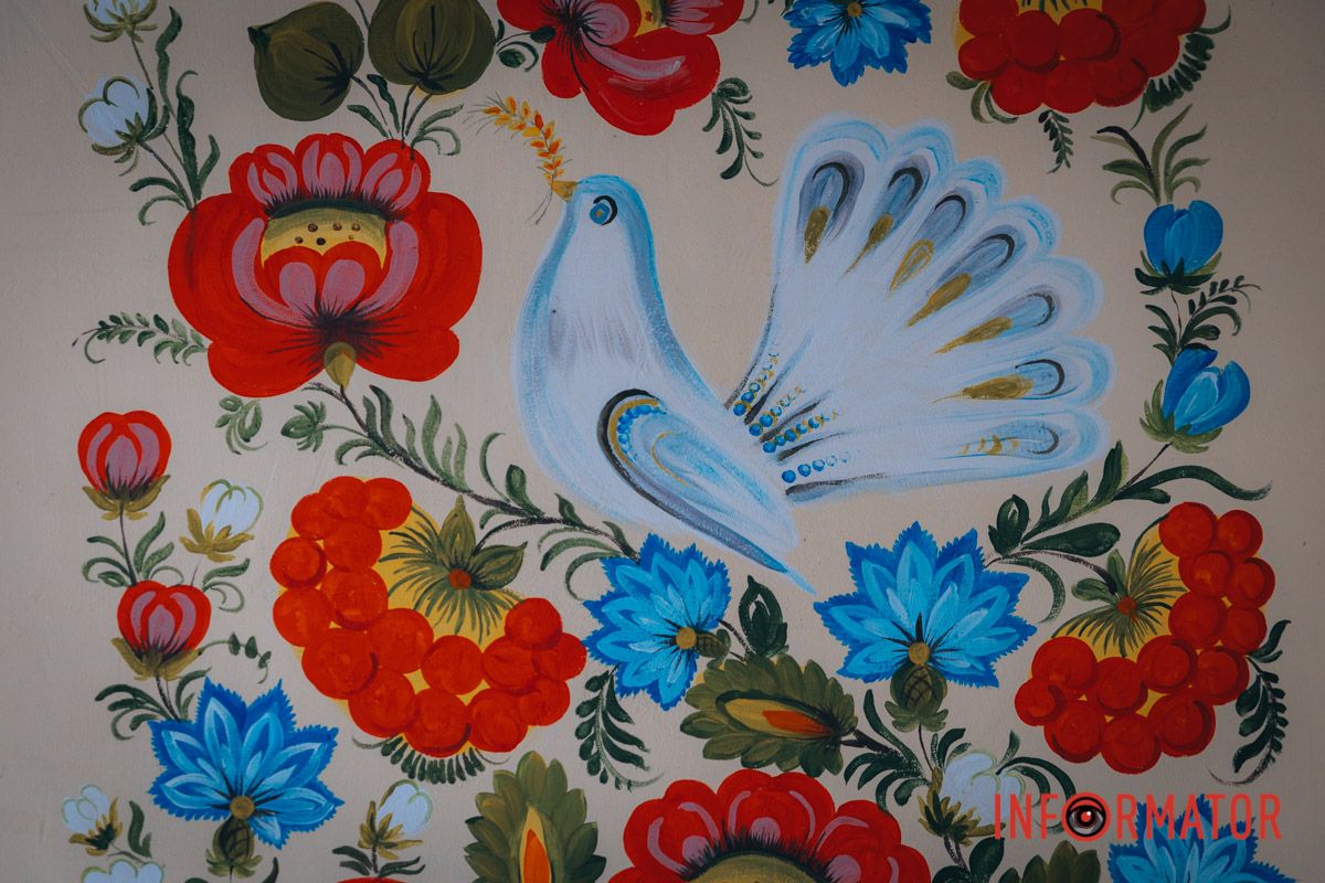 Петриківка: квіти і птаха