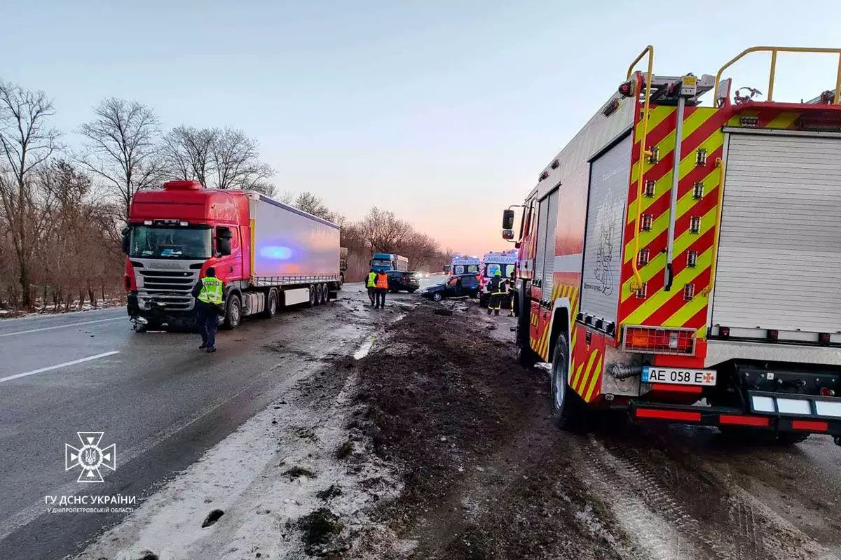 Трех пострадавших госпитализировали. Трех пострадавших госпитализировали.