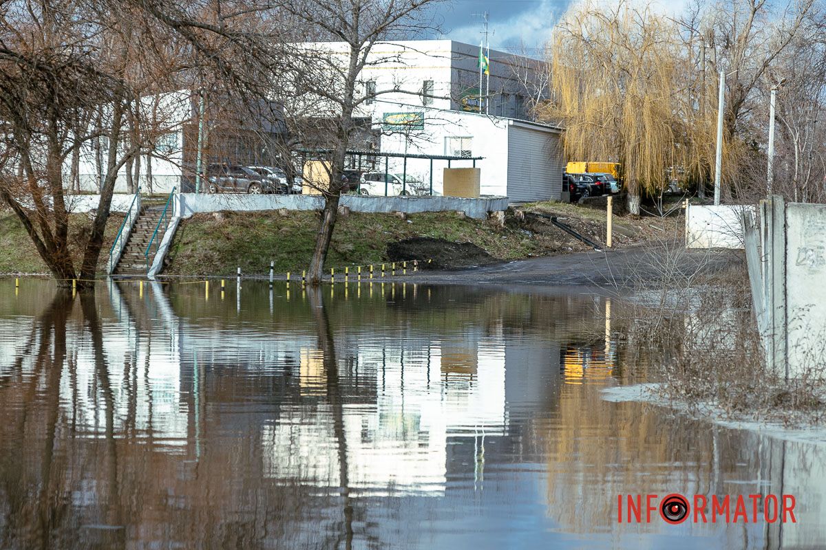 Також затоплена зупинка громадського транспорту