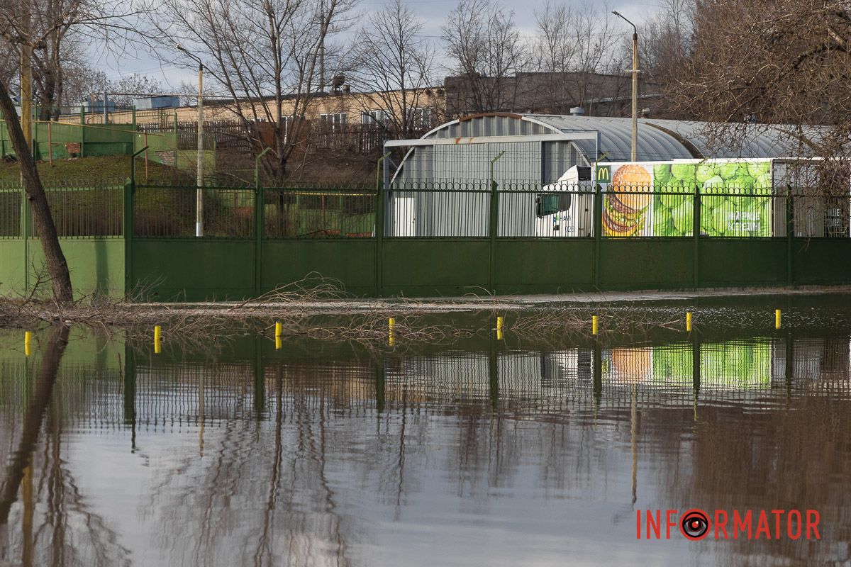 Вода з неприємним запахом витікає на проїзду частину.