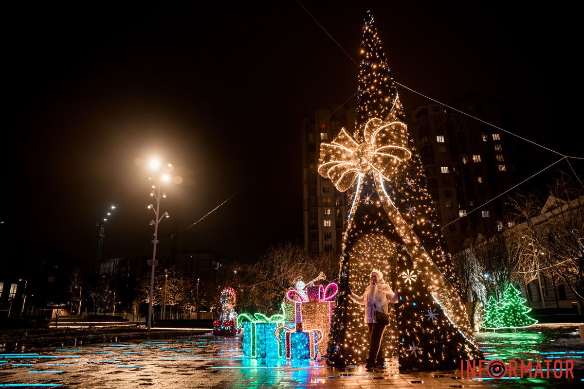 Фото біля зеленої красуні