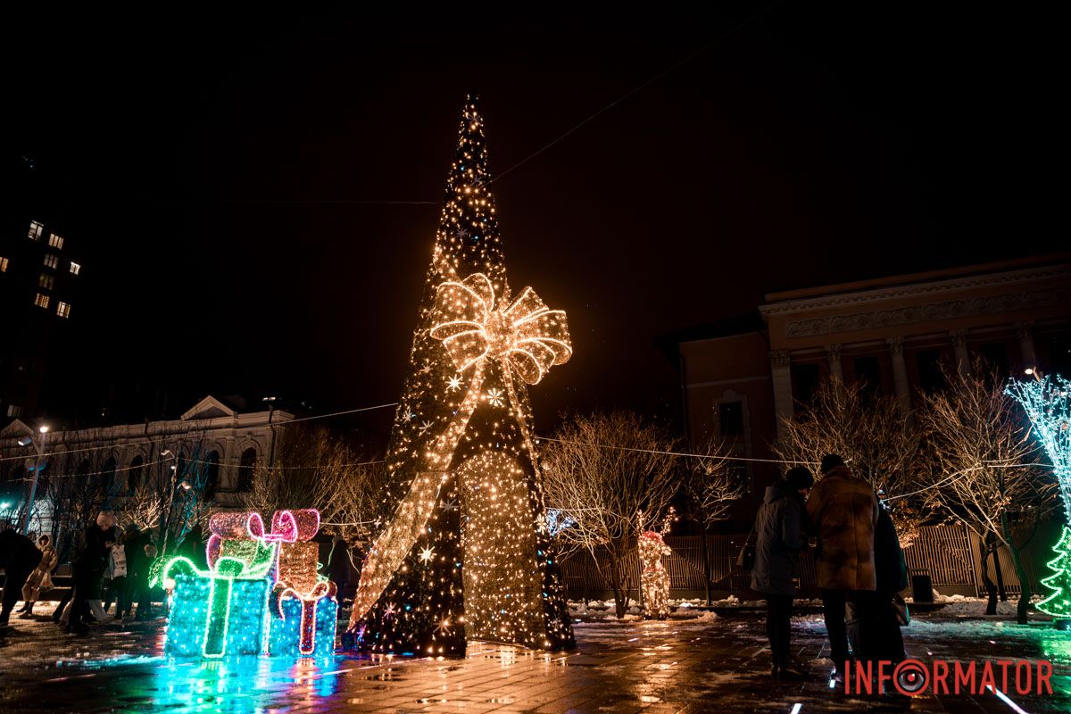 Ввечері декорації підсвічують яскравими вогниками 