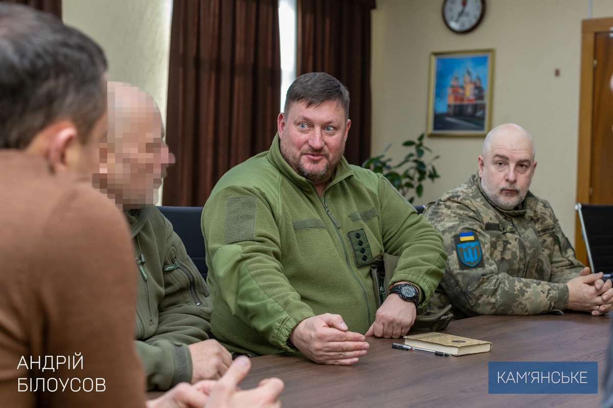 Городской голова Каменского провел рабочую встречу с командиром воинской части и добровольцами Городской голова Каменского провел рабочую встречу с командиром воинской части и добровольцами