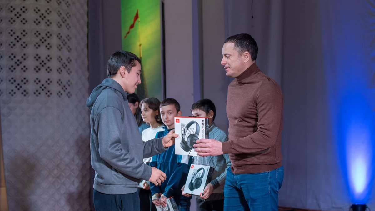 Подарки и представления: детей Каменского поздравили с зимними праздниками