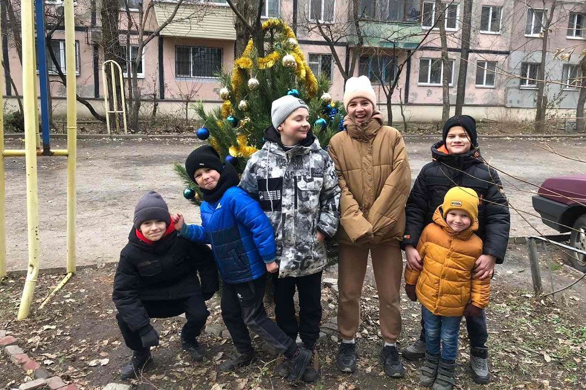 На левом берегу установили елки