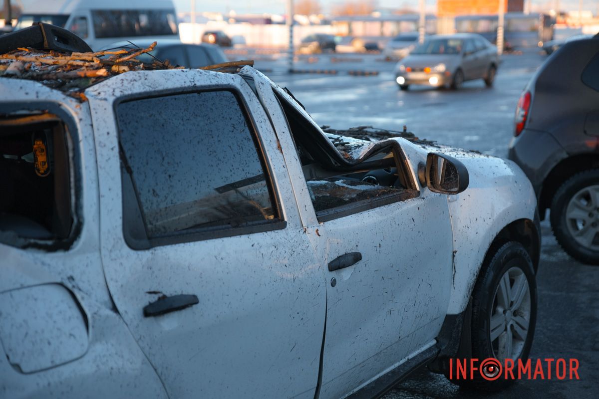 Ветки погнули крышу и разбили окна авто