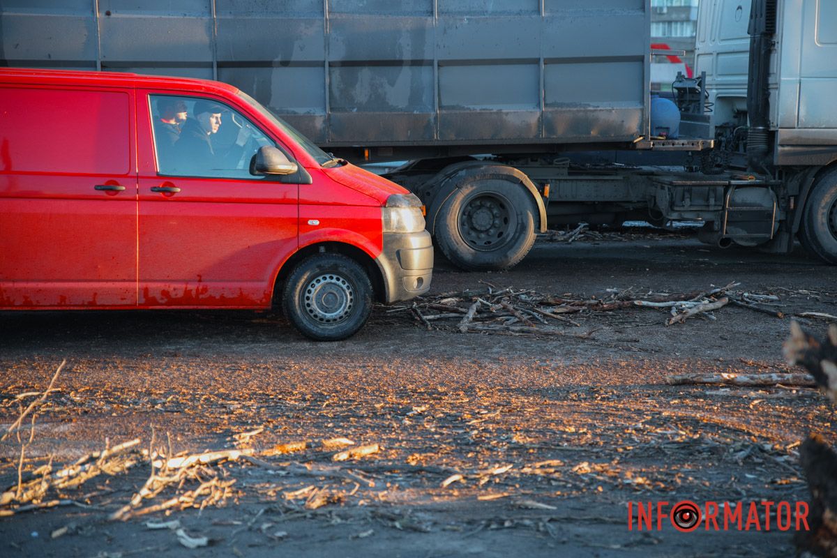 Тополь упал прямо на транспорт на дороге