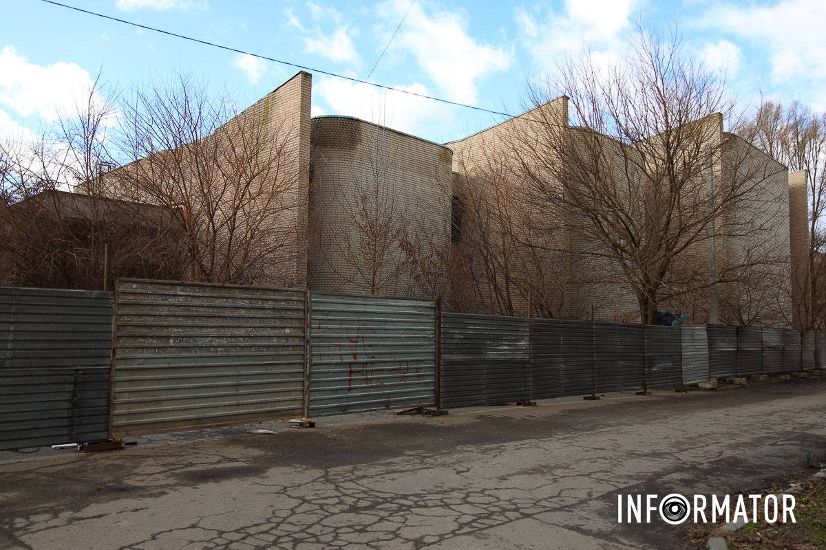 Установили забор