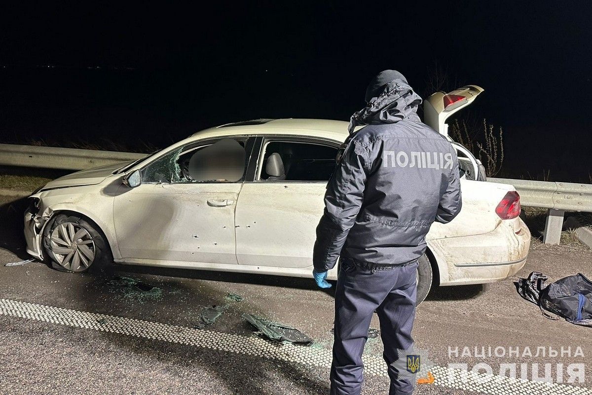 На місці розстрілу авто працює поліція, по області ввели спецоперацію На місці розстрілу авто працює поліція, по області ввели спецоперацію