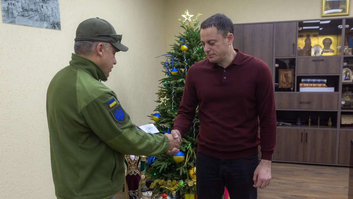 Городской глава Каменского передал помощь военным и получил почетную награду