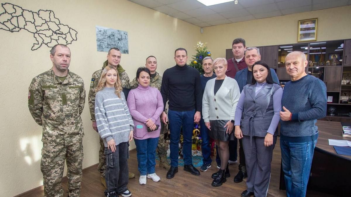 Мэр Каменского вручил награды военным 25-й отдельной воздушно-десантной Сичеславской бригады