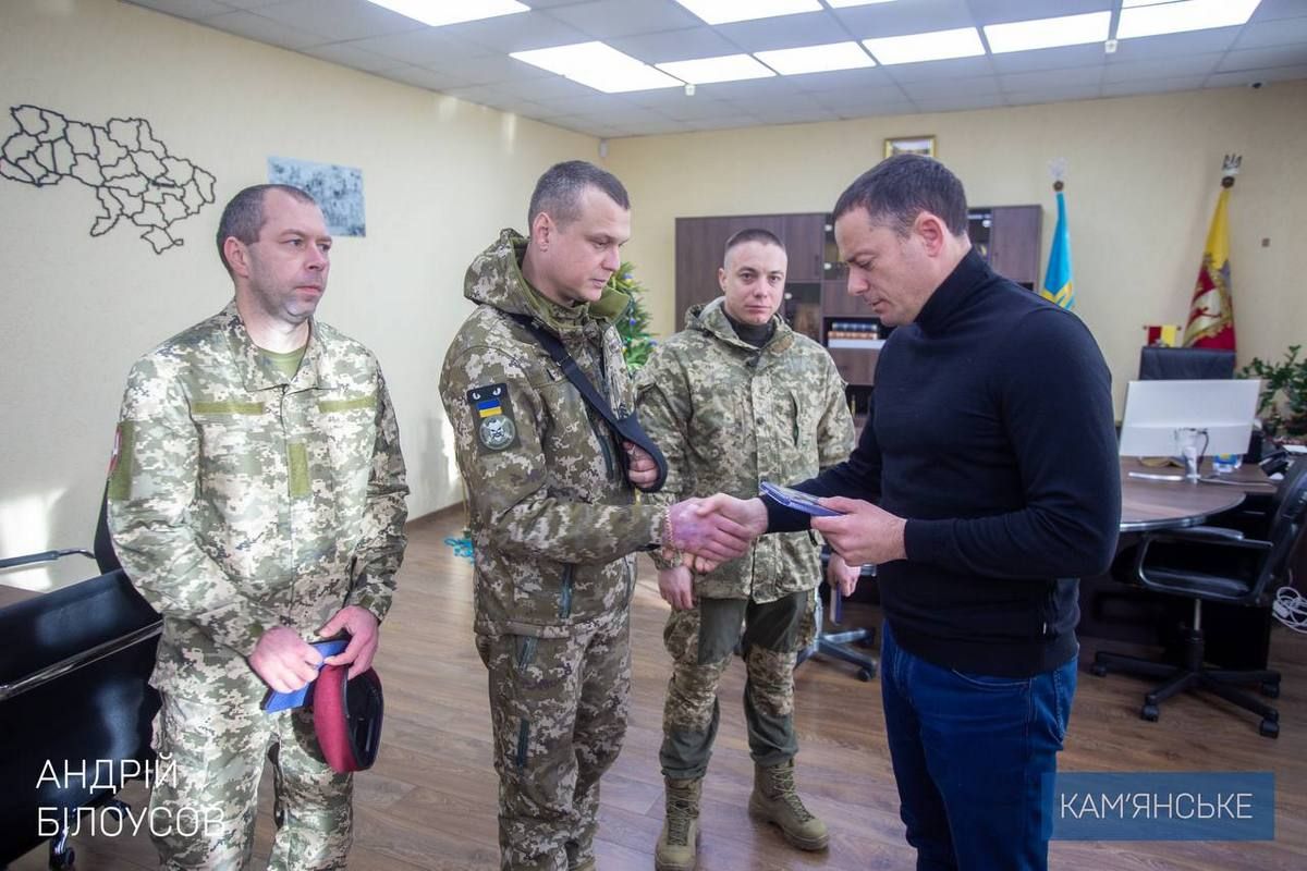 Мэр Каменского вручил городские награды Защитникам