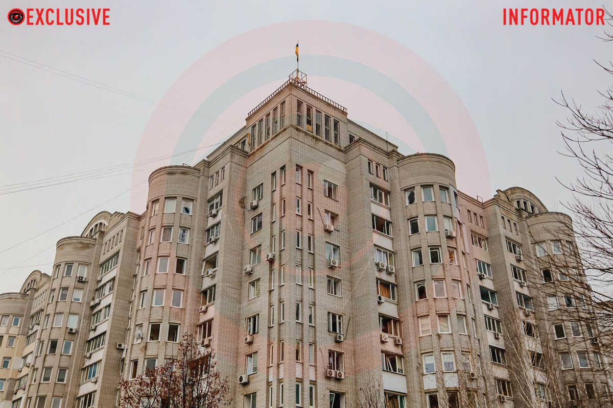 Много выбитых окон