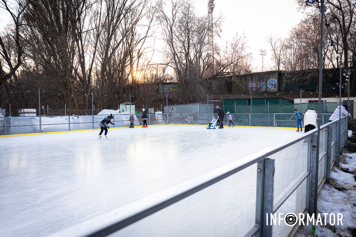 Дети весело проводят время Дети весело проводят время