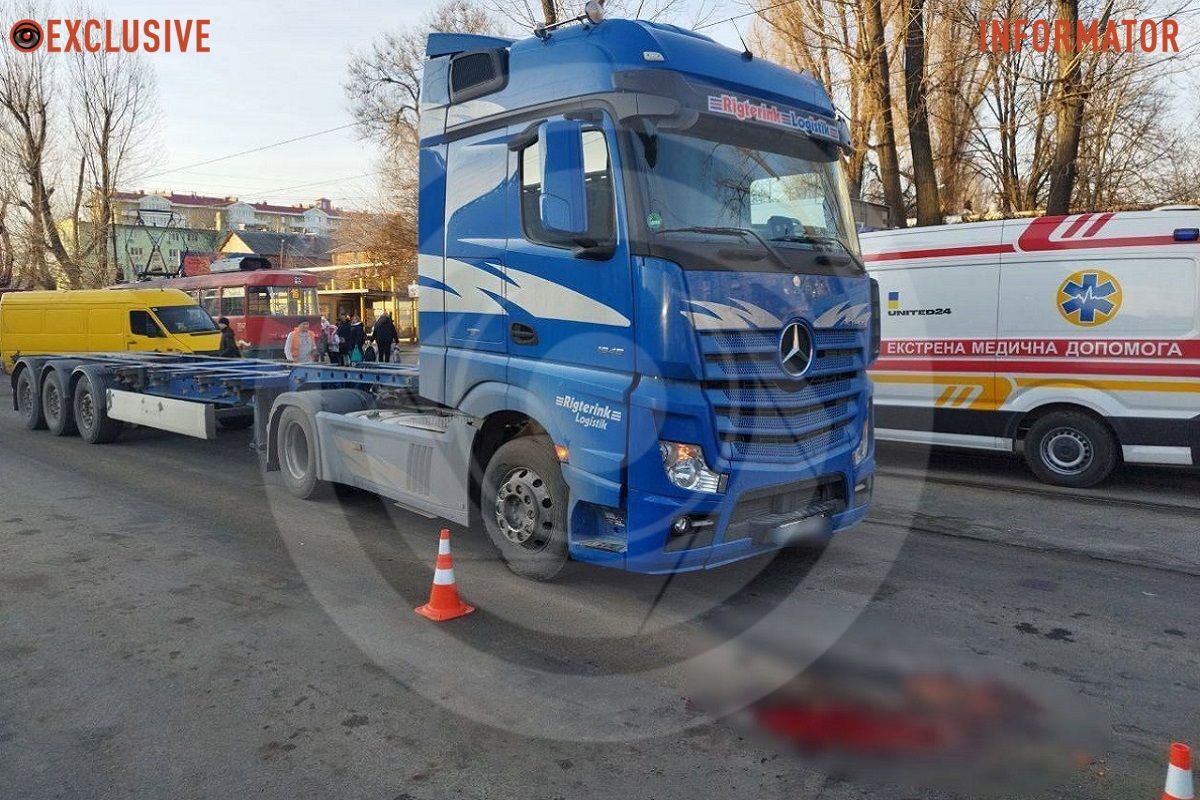 Жінку з місця події забрала карета "швидкої" Жінку з місця події забрала карета "швидкої"