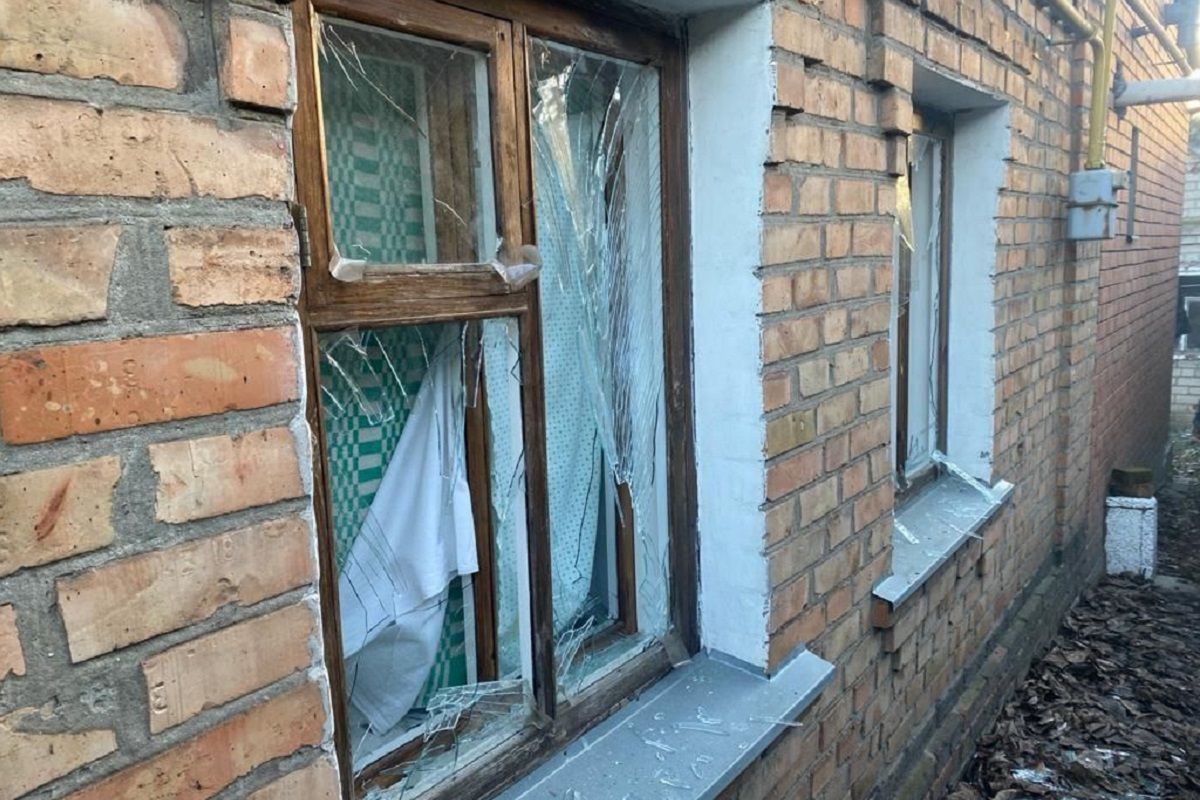 Выбитые окна в домах людей