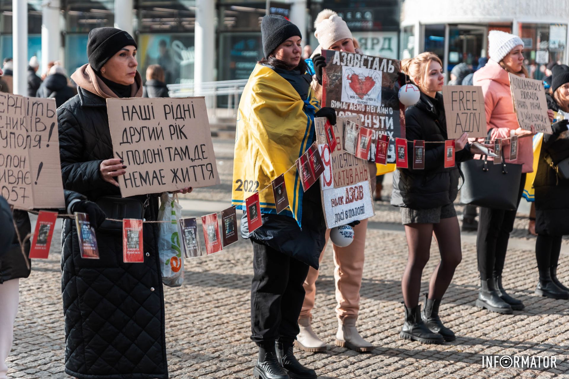 Люди хочуть нагадати усім у новорічні свята про полонених, які ще не повернулись додому Люди хочуть нагадати усім у новорічні свята про полонених, які ще не повернулись додому