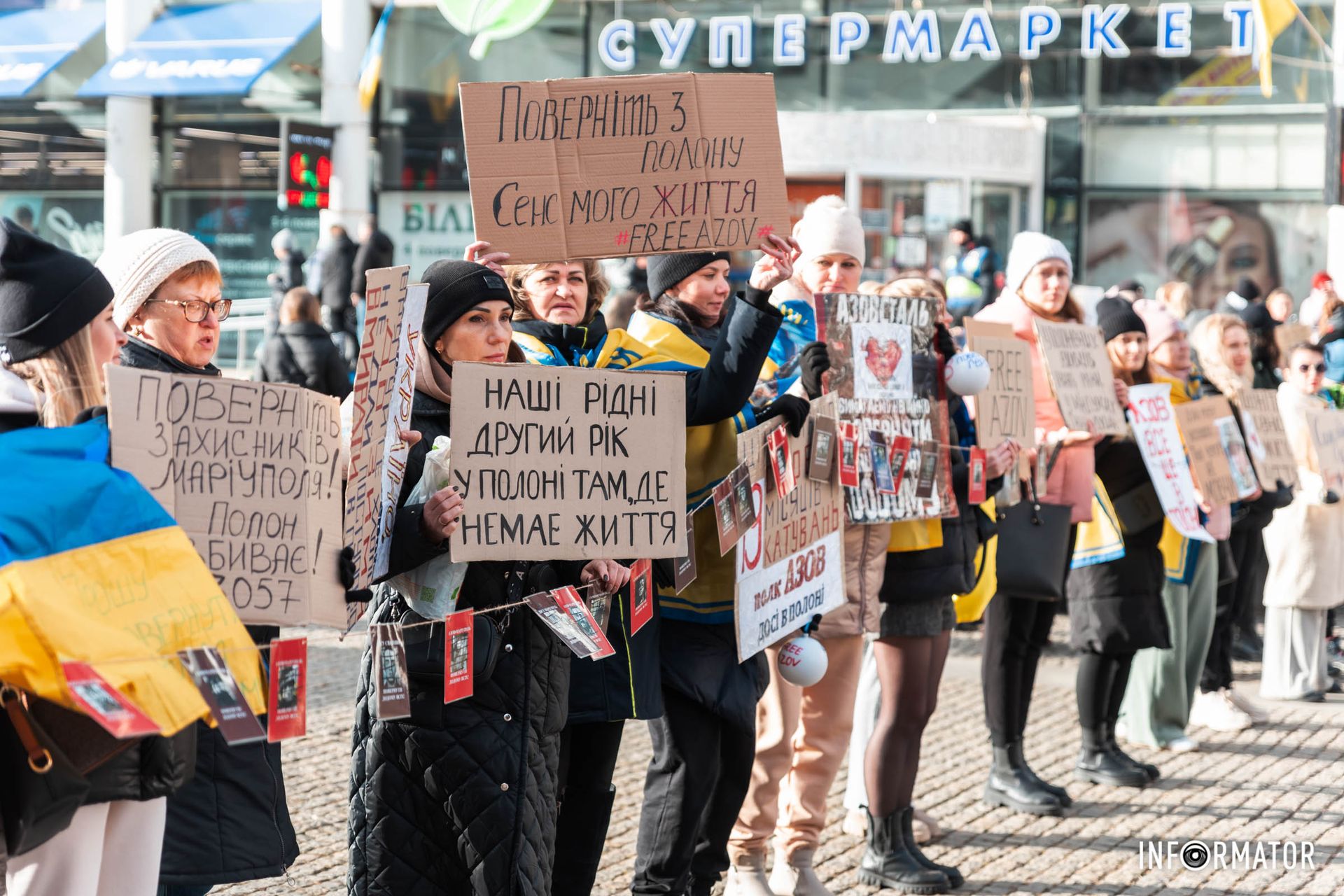 Рідні захисників зібрались на Європейській площі Рідні захисників зібрались на Європейській площі