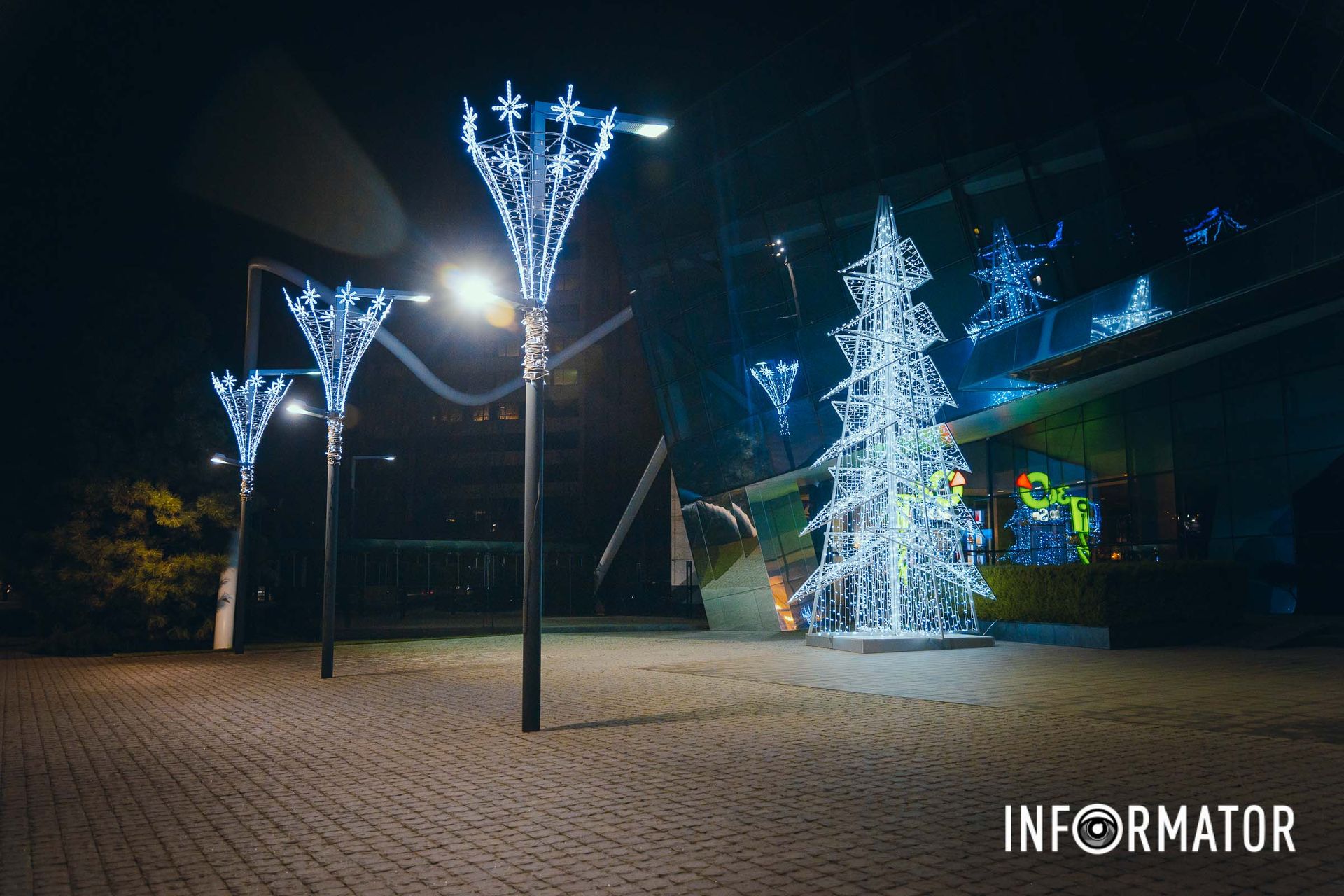 Прикрашена ялинка – один з головних атрибутів Нового року Прикрашена ялинка – один з головних атрибутів Нового року