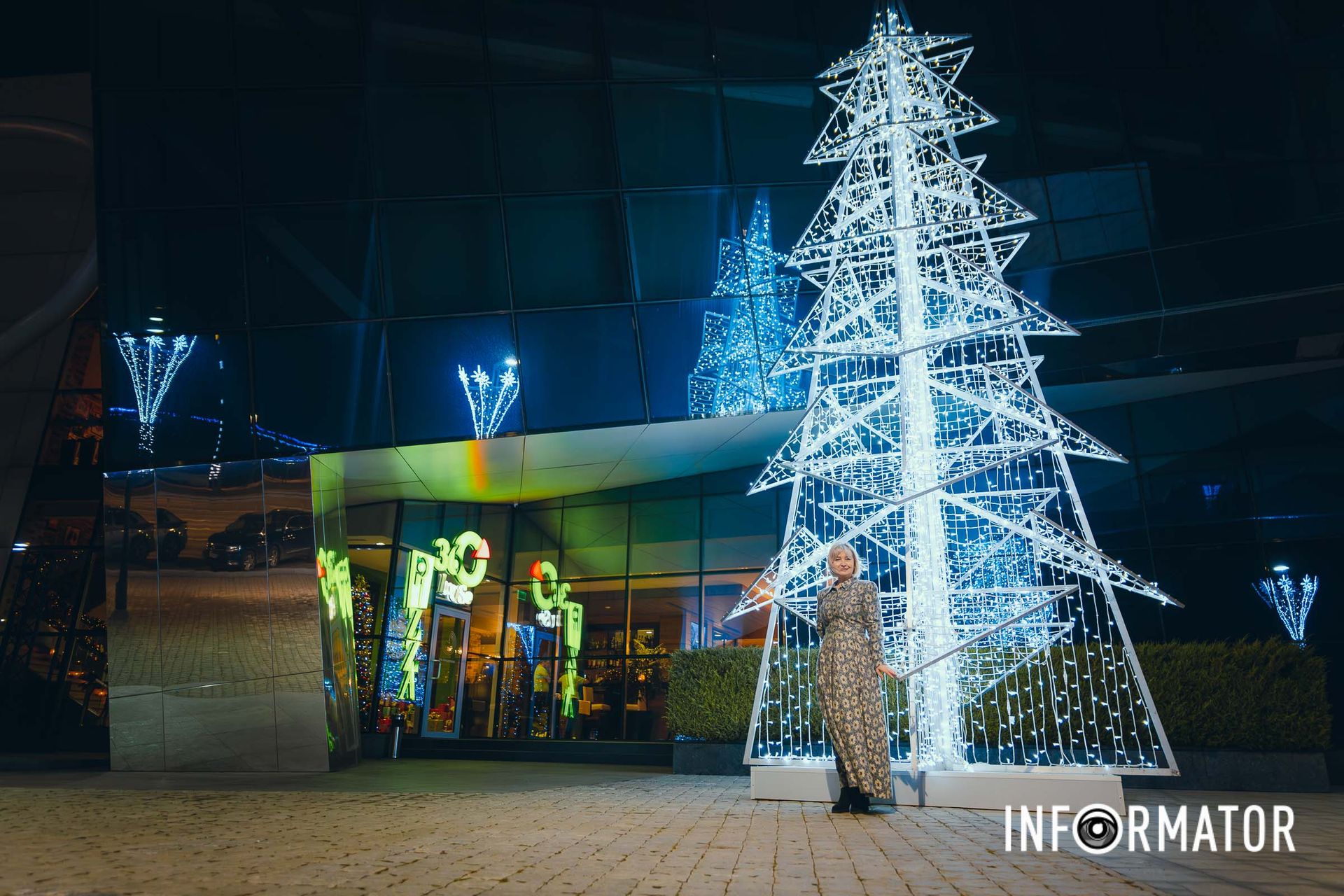 Вона складається з гірлянд Вона складається з гірлянд