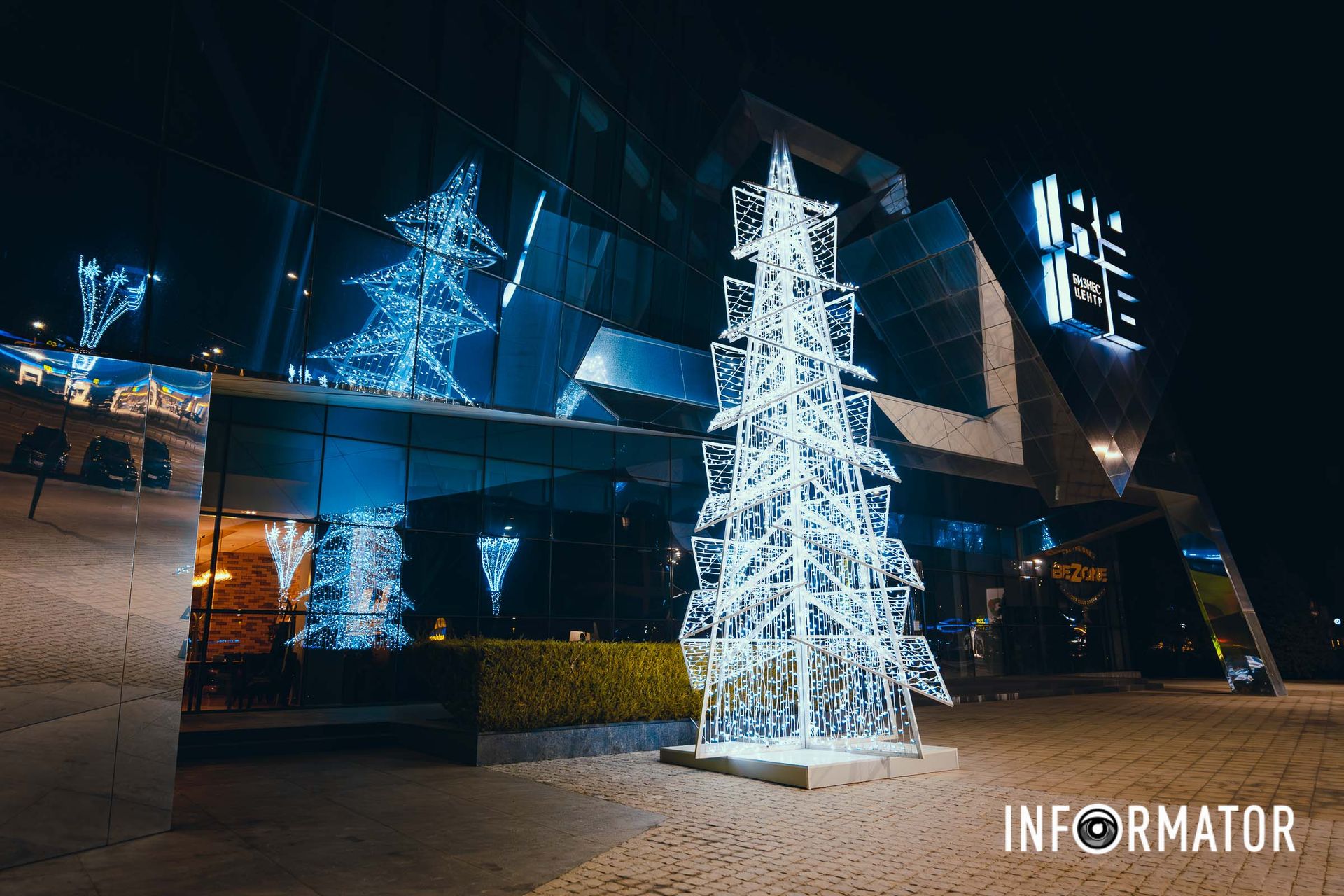 Біля бізнес-центру встановили новорічну ялинку Біля бізнес-центру встановили новорічну ялинку