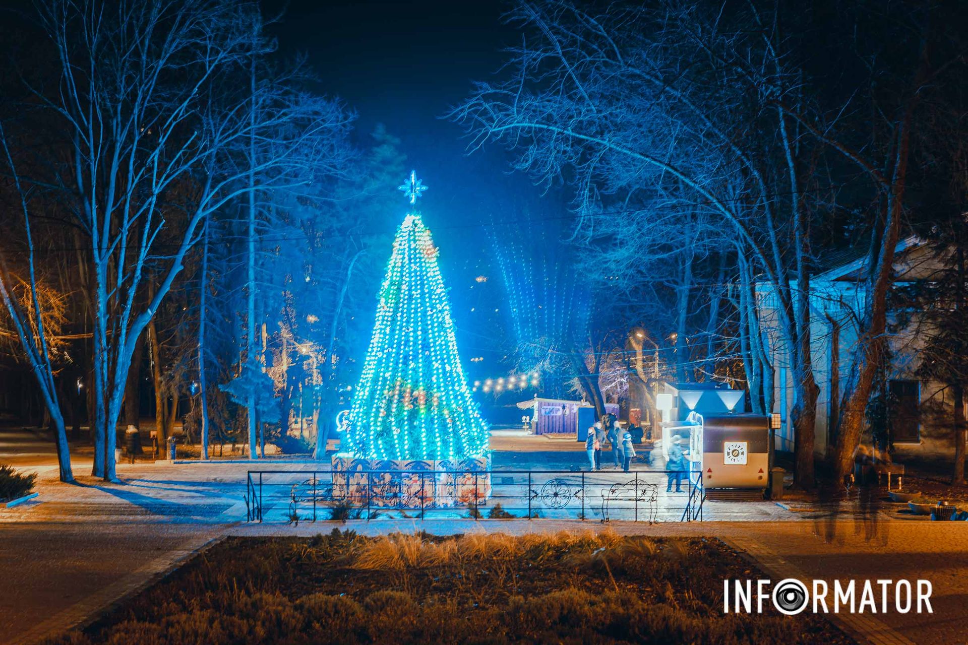 Люди приходять прогулятись та подивитись на новорічну ялинку Люди приходять прогулятись та подивитись на новорічну ялинку