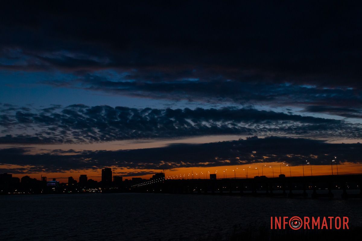 На фоне голубого неба солнце играет в свое волшебное танго с облаками На фоне голубого неба солнце играет в свое волшебное танго с облаками