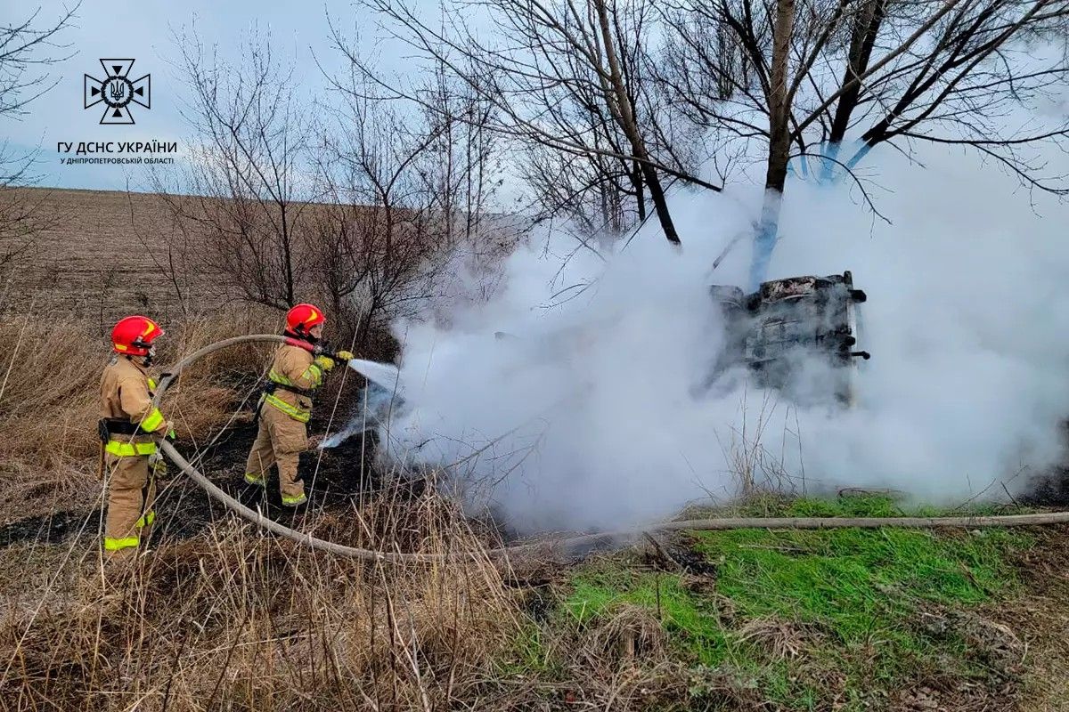 ВАЗ взлетел в кювет, врезался в дерево и загорелся ВАЗ взлетел в кювет, врезался в дерево и загорелся