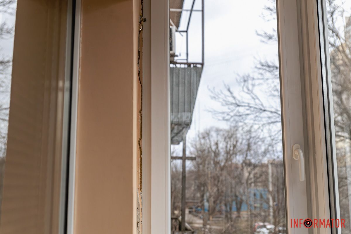 До вибуху тріщини на цьому місці на балконі не було До вибуху тріщини на цьому місці на балконі не було