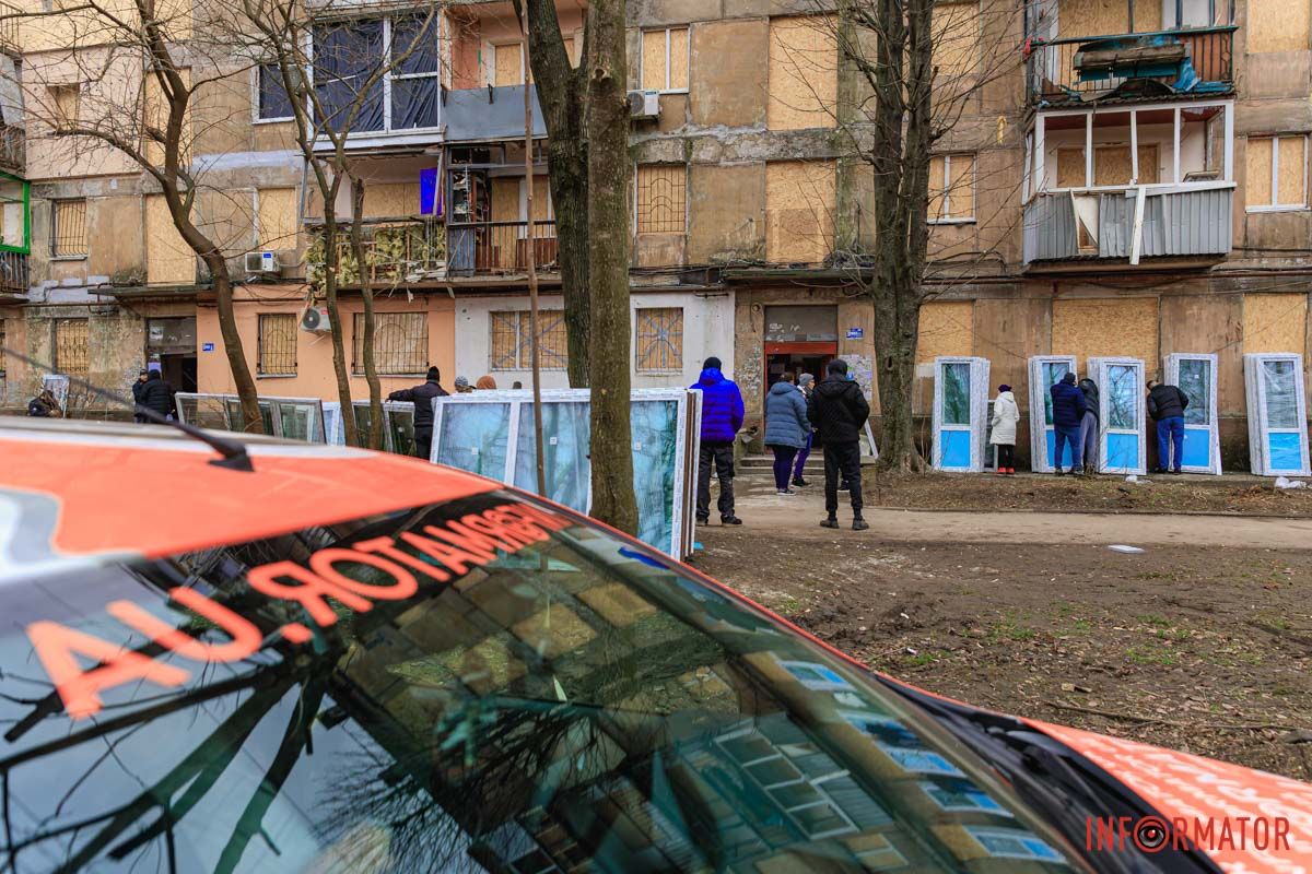 Навпроти пологового будинку, в який влучили росіяни 29 грудня Навпроти пологового будинку, в який влучили росіяни 29 грудня