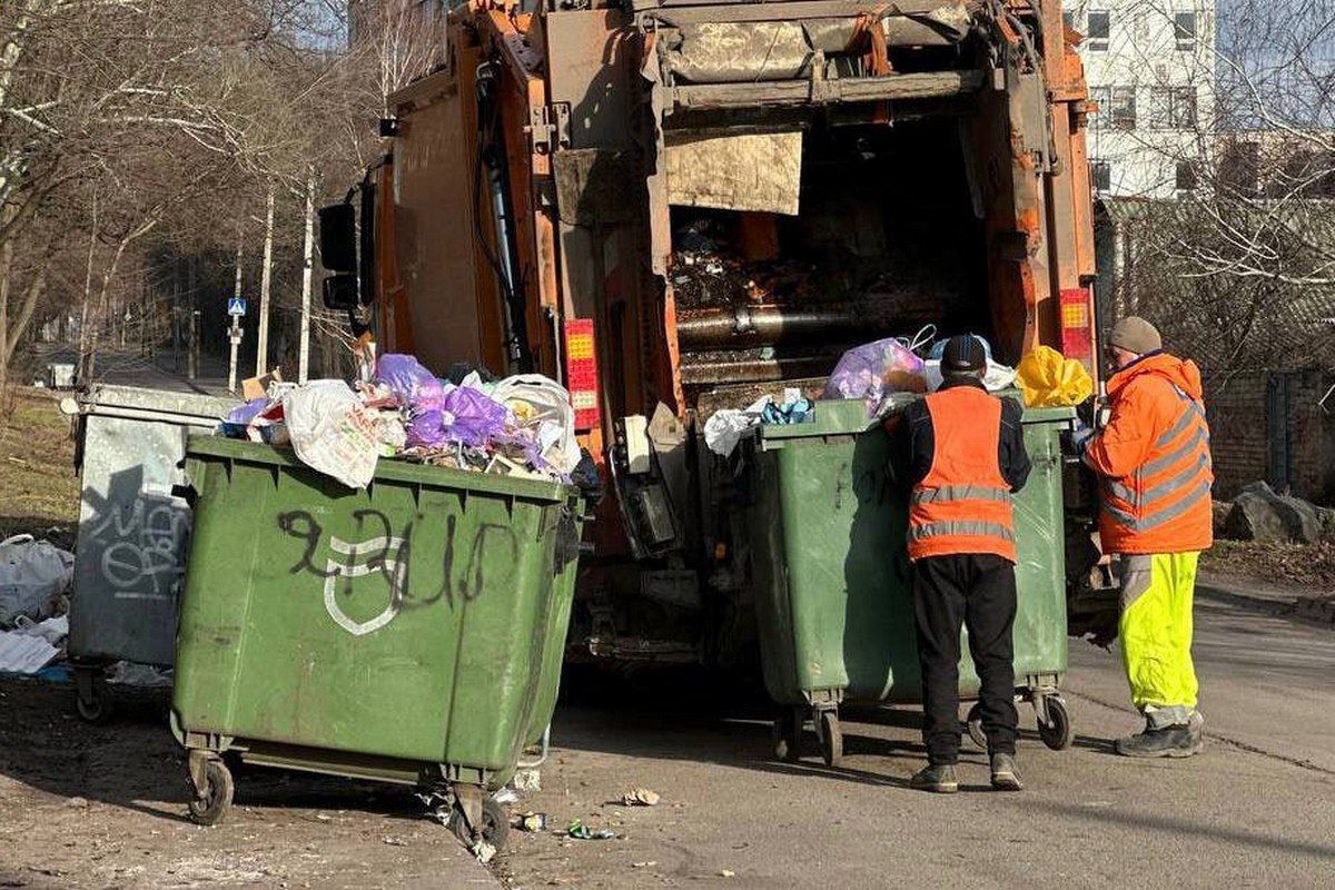 У компанії «Екологія-Д» на маршрутах працювали 30 одиниць спецтехніки 