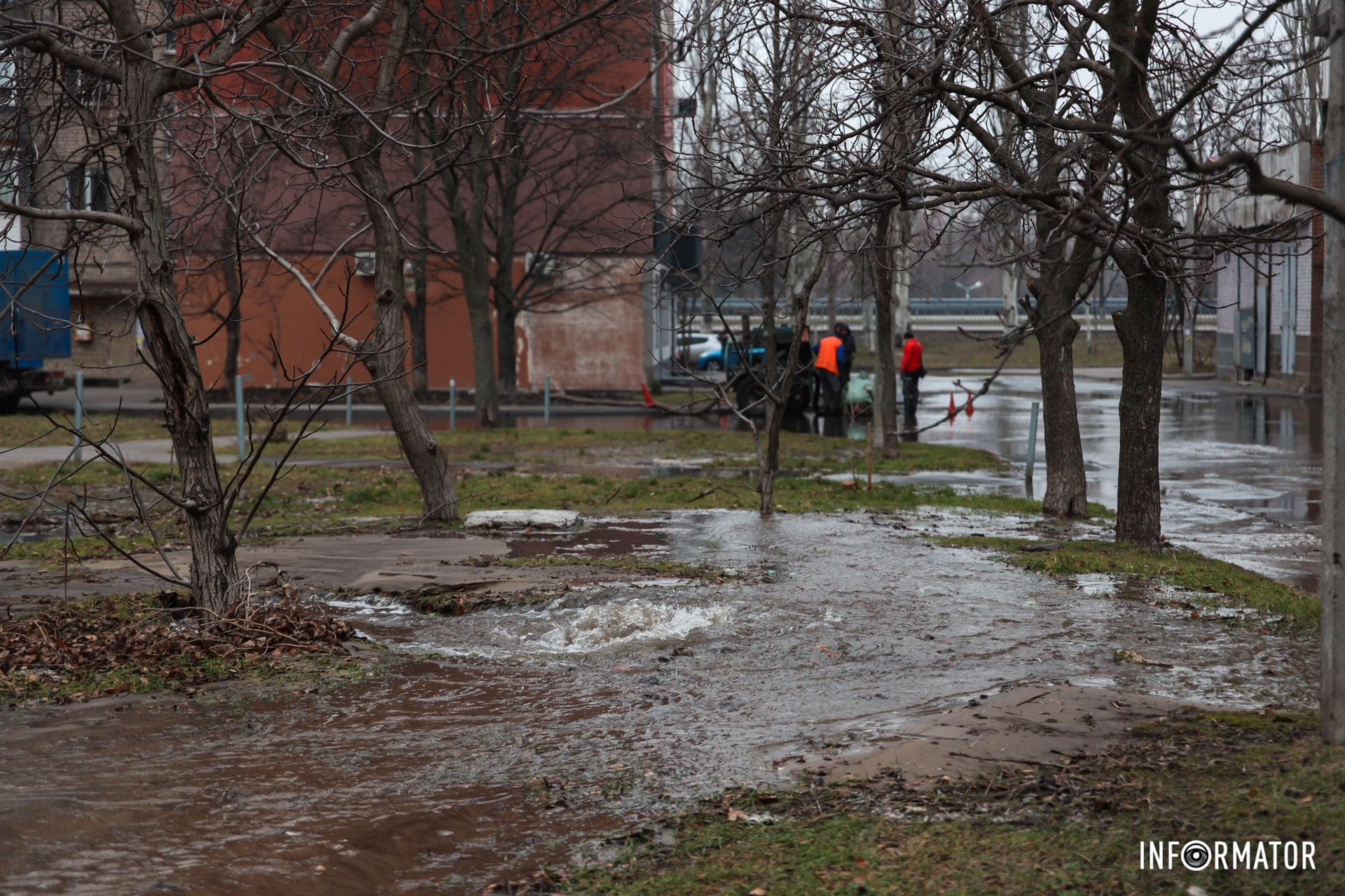 Вулицю Савкіна залило водою з каналізації
