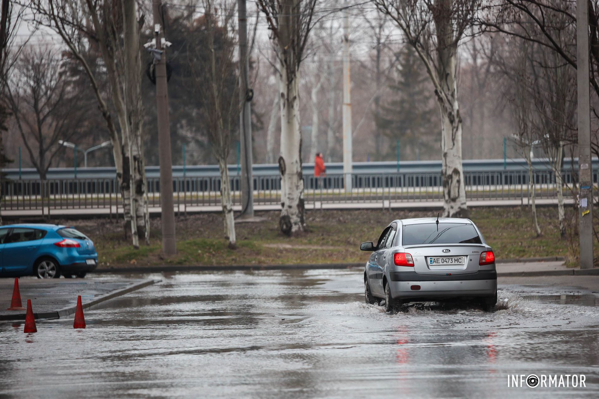 Авто пірнуло у воду 