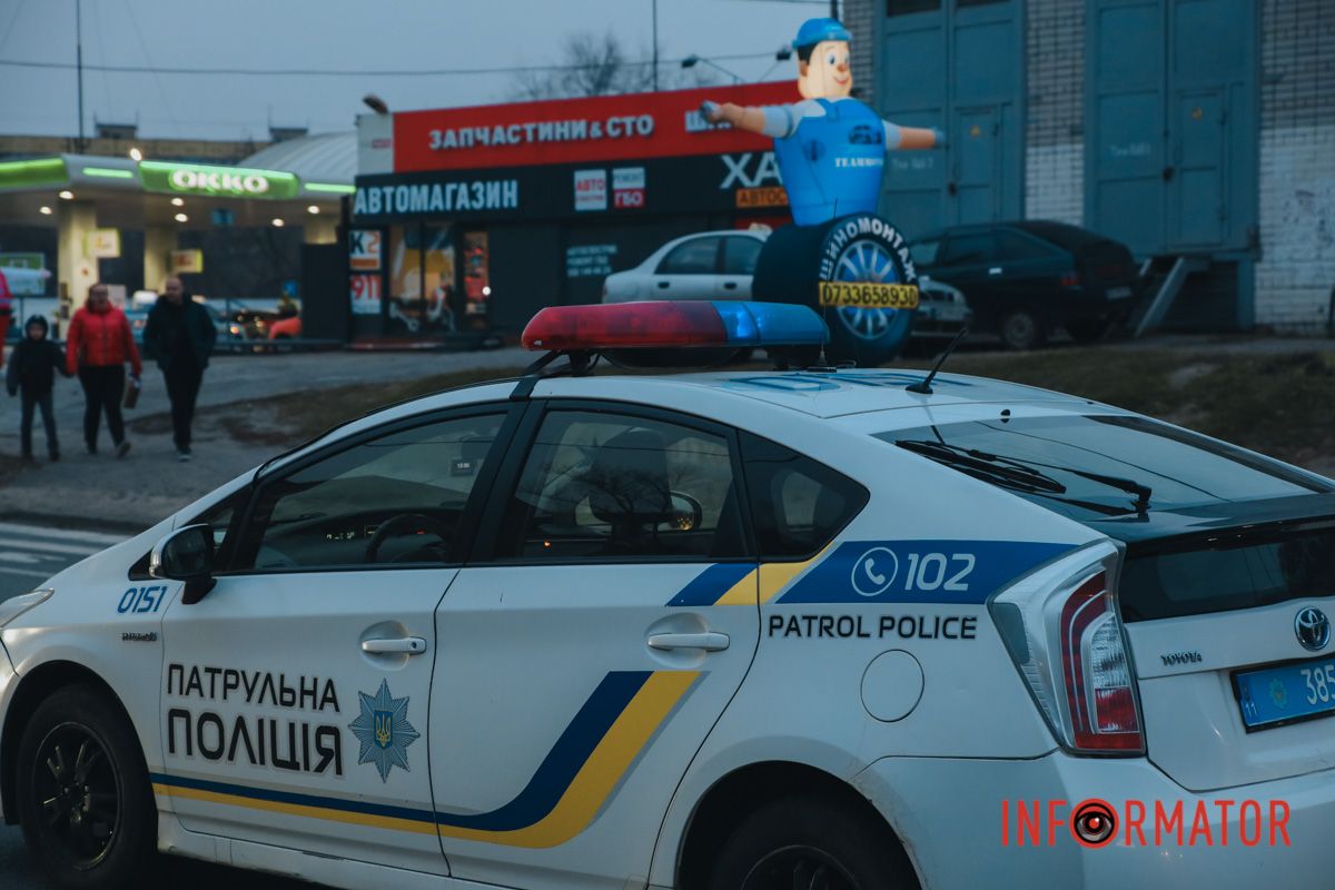 У цей момент у бік заправки ОККО через пішохідний перехід йшла жінка